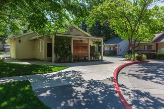 Redwood Square Apartments in Sacramento, CA - Foto de edificio - Building Photo