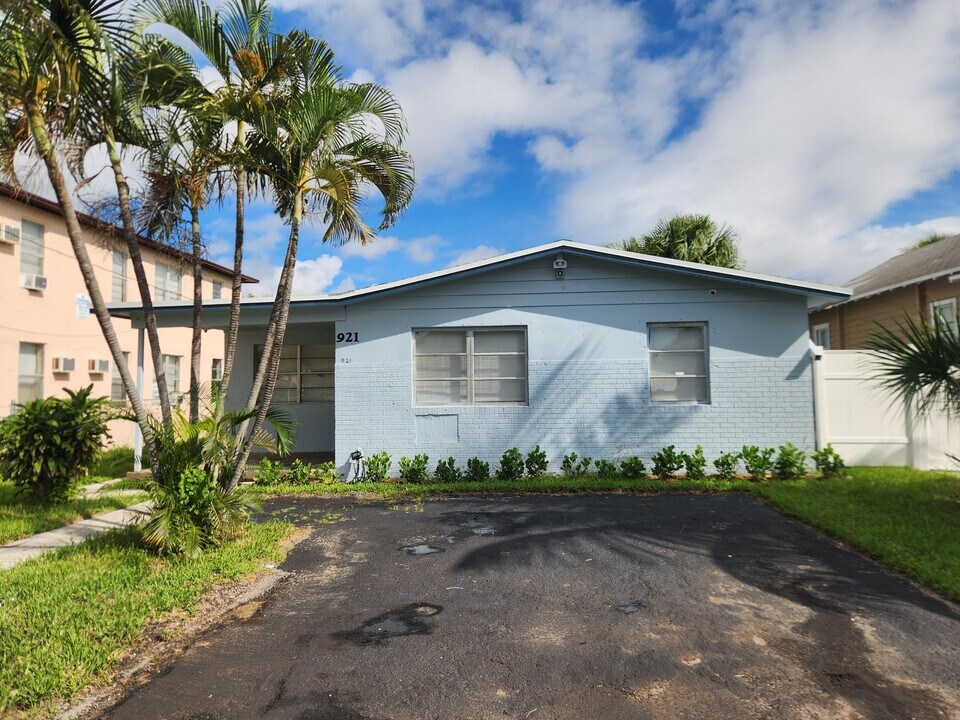 921 8th St in West Palm Beach, FL - Building Photo