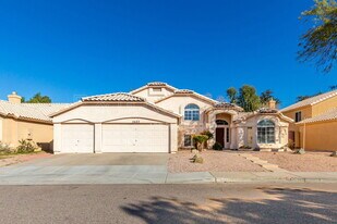 5682 W Ross Dr in Chandler, AZ - Building Photo