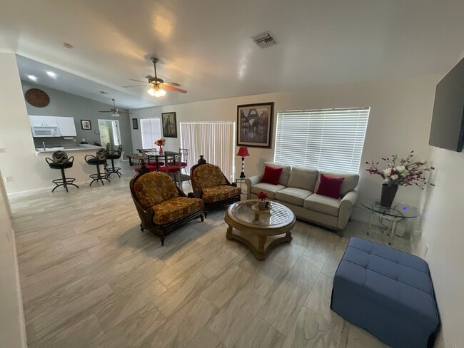 929 Bolivia Dr in Lehigh Acres, FL - Foto de edificio - Building Photo