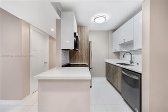 8095 NW 8th St in Miami, FL - Building Photo - Building Photo