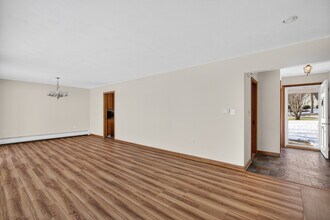 9 Harbor View S in Essex, CT - Building Photo - Building Photo