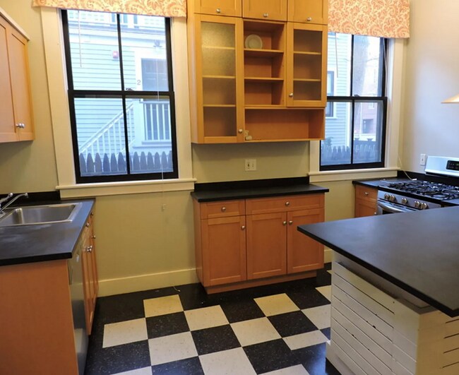 31 Athens St in Cambridge, MA - Building Photo - Building Photo