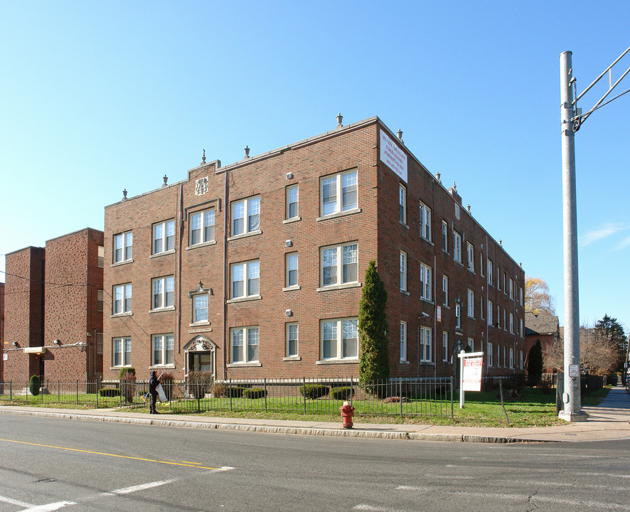 207 Sigourney St in Hartford, CT - Building Photo