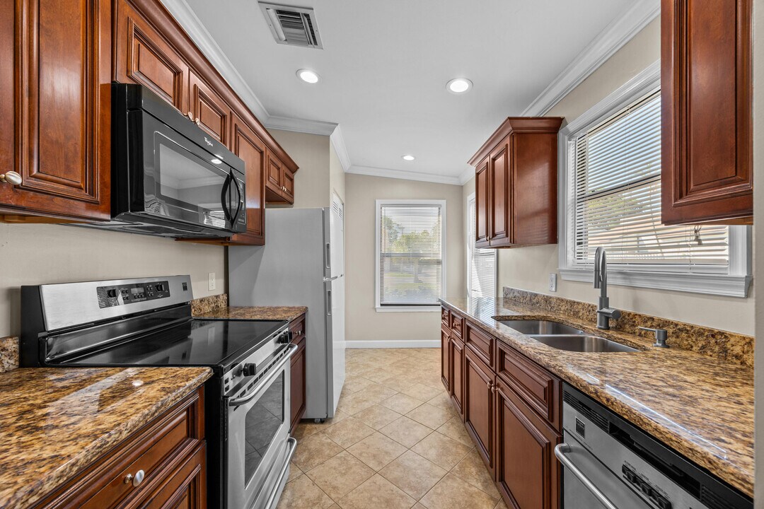 11905 Sturbridge Ln in Wellington, FL - Building Photo