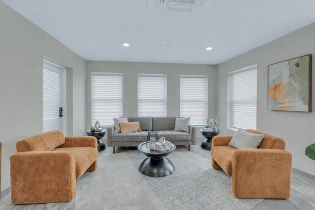 356 Cummins Hwy, Unit 402 in Boston, MA - Building Photo - Building Photo