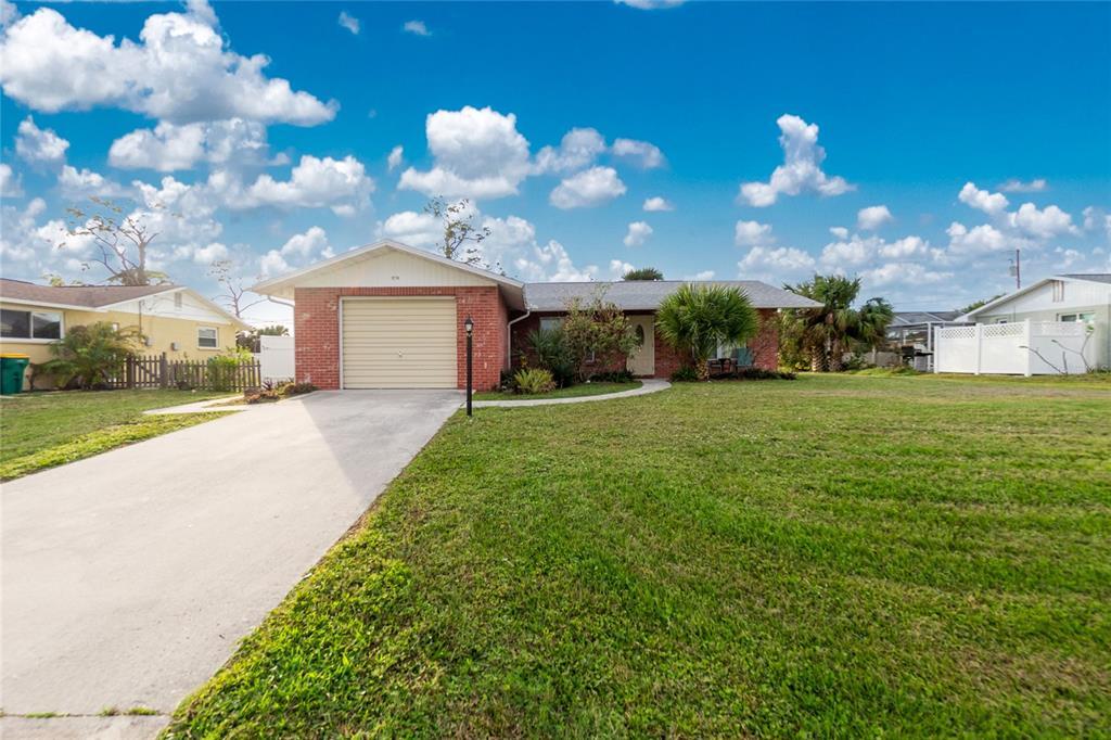 1216 Loma Ln in Englewood, FL - Building Photo