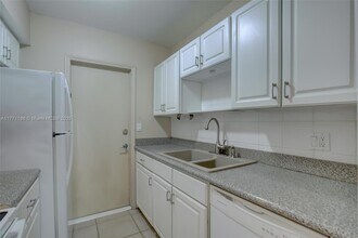 2424 SE 17th St in Fort Lauderdale, FL - Foto de edificio - Building Photo