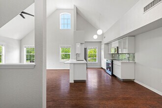 9412 Lake Chase Island Way, Unit 9412 in Tampa, FL - Building Photo - Building Photo