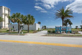 Azure Condominiums in Jacksonville Beach, FL - Foto de edificio - Other