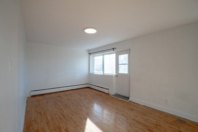 90 Crepeau Rue in St. Laurent, QC - Building Photo - Building Photo