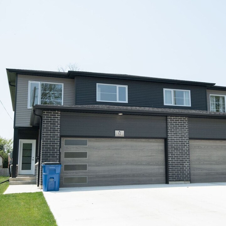 42 Llydican Ave in Chatham, ON - Building Photo