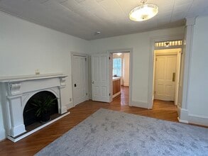 305 W 3rd St, Unit #1   1st floor in Muscatine, IA - Foto de edificio - Building Photo
