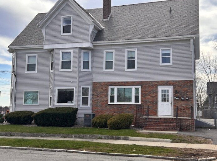493 Belmont St in Brockton, MA - Foto de edificio