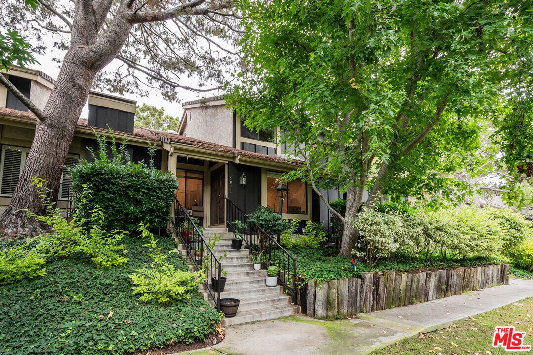 5011 Showboat Pl in Culver City, CA - Foto de edificio