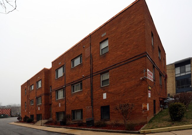 7044 Eastern Ave NW in Washington, DC - Foto de edificio - Building Photo