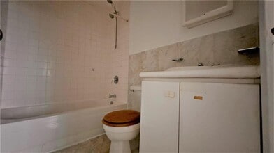76-18 Grand Central Pkwy in Queens, NY - Building Photo - Building Photo