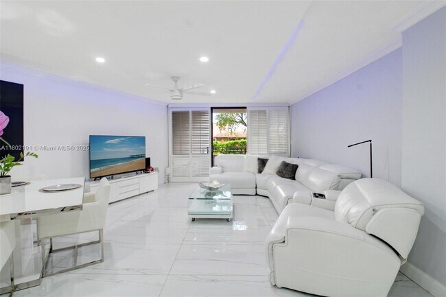 13951 Kendale Lakes Cir in Miami, FL - Building Photo - Building Photo
