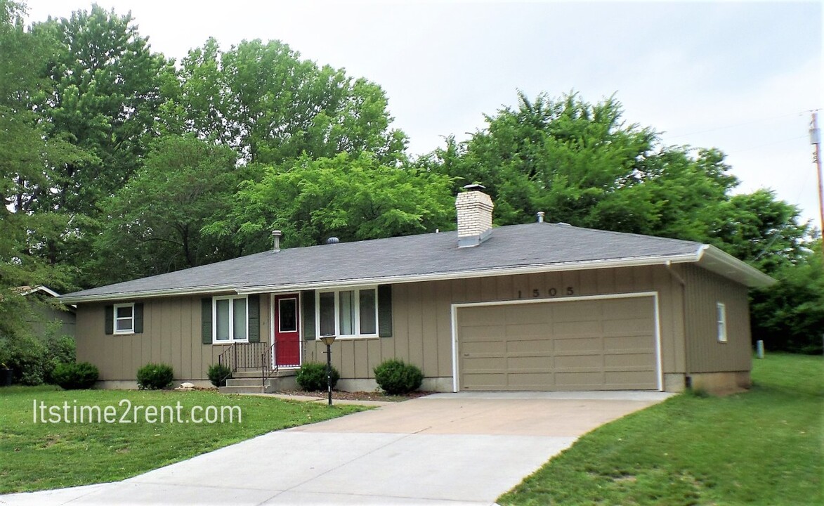 1505 University Dr in Manhattan, KS - Foto de edificio