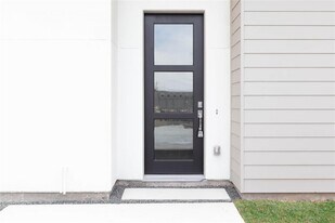 5868 E Post Oak Ln in Houston, TX - Building Photo