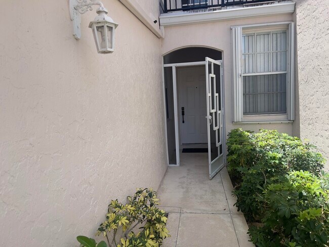 8470 Vía Romana in Boca Raton, FL - Foto de edificio - Building Photo