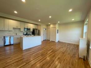 2710 W Fitch Ave in Chicago, IL - Building Photo - Building Photo