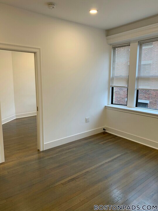 11 Queensberry St in Boston, MA - Building Photo