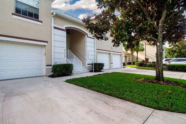 7117 Strand Cir in Bradenton, FL - Building Photo - Building Photo