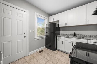 300 Chamberlain St, Unit B in Raleigh, NC - Building Photo - Building Photo