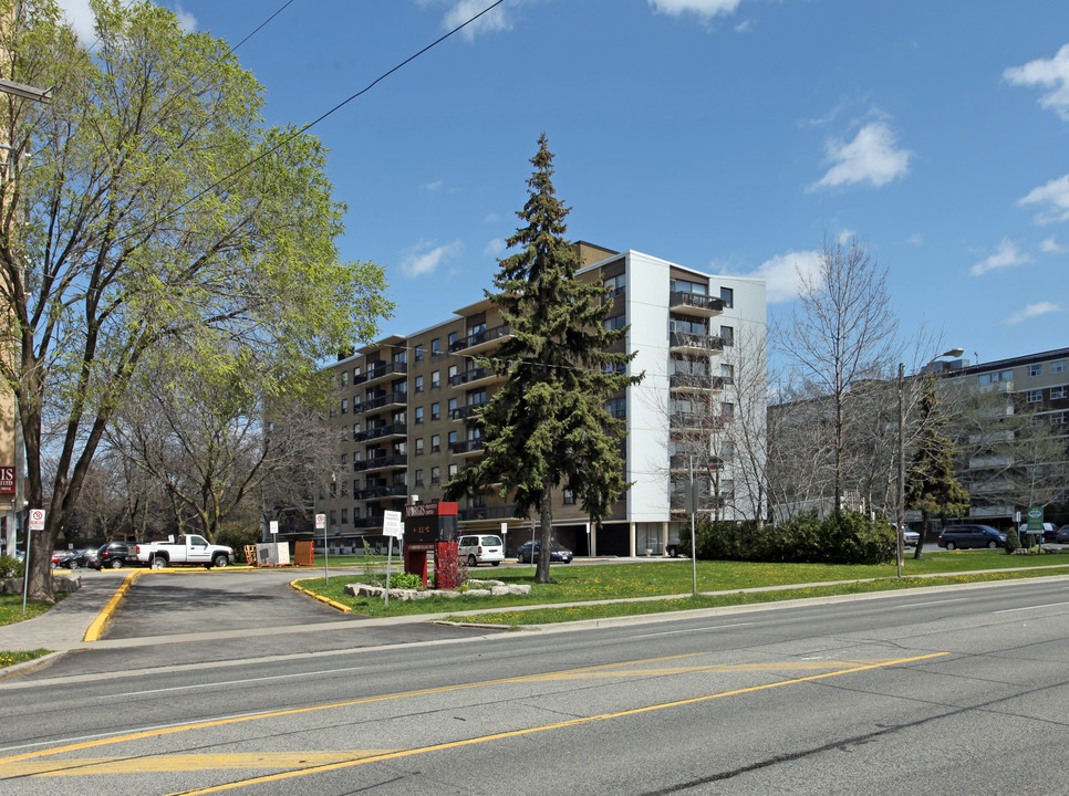 Venetian Towers in Toronto, ON - Building Photo