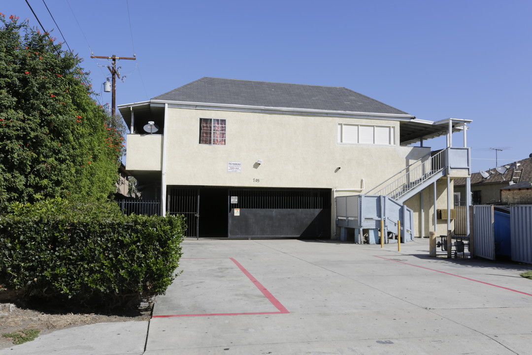 705 W Victor Ave in Anaheim, CA - Building Photo