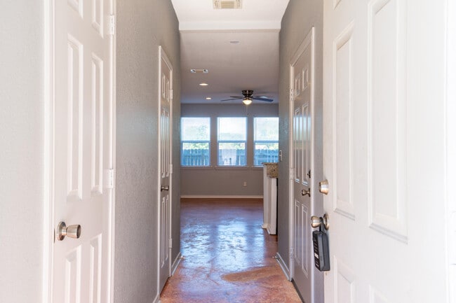 6918 Crestway Dr in San Antonio, TX - Building Photo - Building Photo