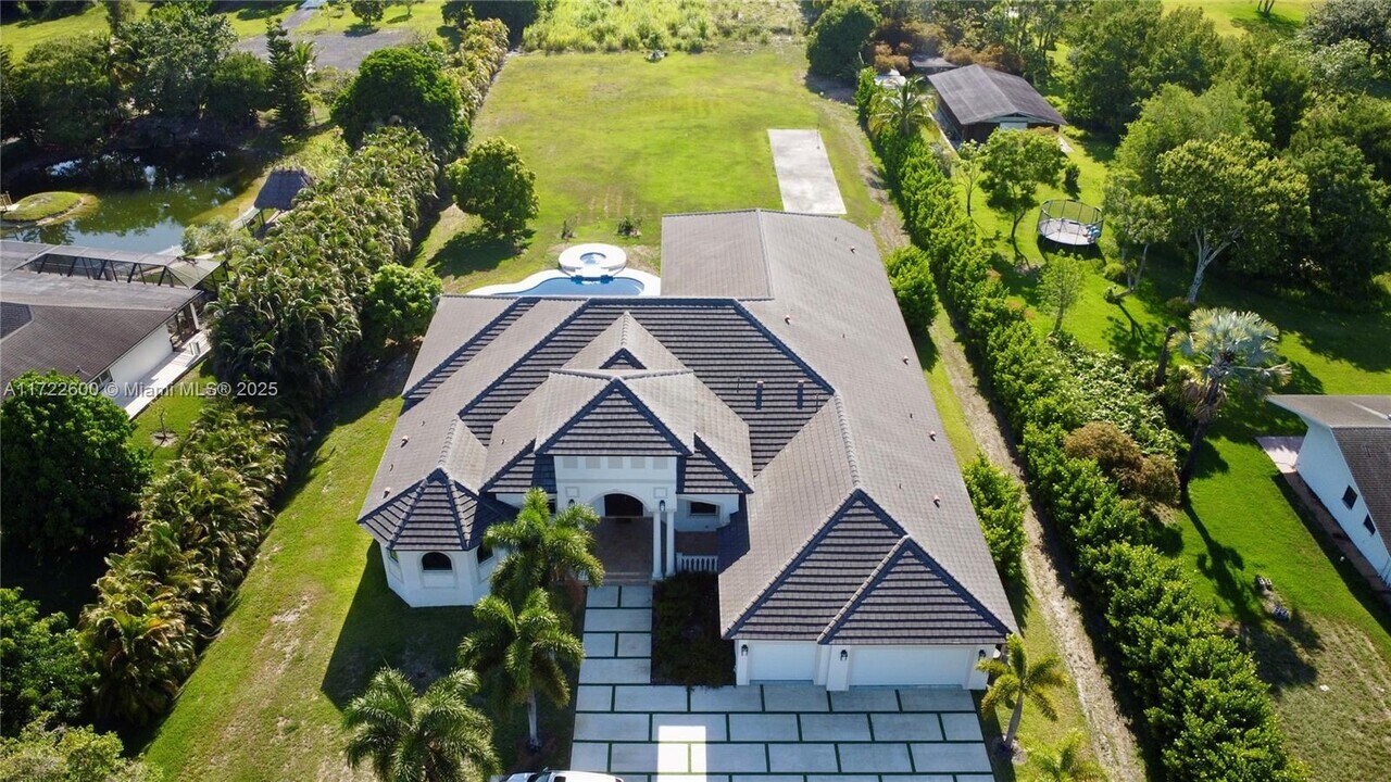 5941 SW 185th Way in Southwest Ranches, FL - Building Photo
