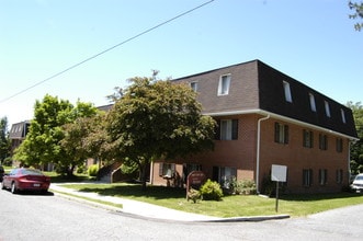 Logan Court Apartments in Pottstown, PA - Foto de edificio - Building Photo