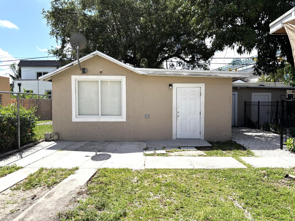 876 NW 14th Ct in Miami, FL - Building Photo