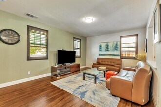 2060 Salice Wy in Brentwood, CA - Building Photo - Building Photo