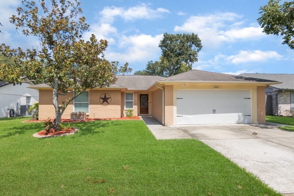 2305 Meadow Green Dr in Pearland, TX - Building Photo