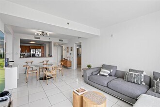 6362 Collins Ave in Miami Beach, FL - Foto de edificio - Building Photo