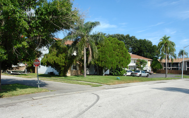 610 Sally Ln in Clearwater, FL - Foto de edificio - Building Photo