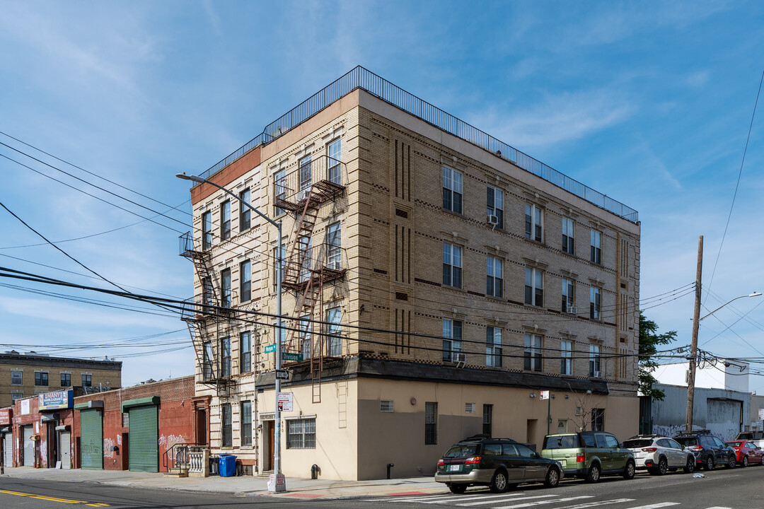 490 Morgan Ave in Brooklyn, NY - Building Photo