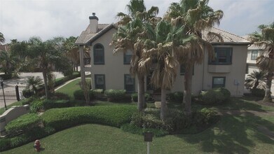 457 Mariners Dr in Kemah, TX - Foto de edificio - Building Photo