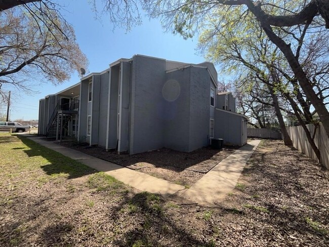 219 Fry St, Unit 11 in Denton, TX - Building Photo - Building Photo