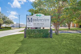 Meadowview Apartments in Paris, TX - Building Photo - Building Photo