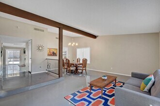 3215 Mountain Spring Rd in Las Vegas, NV - Building Photo - Building Photo