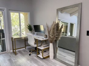 18350 Hatteras St, Unit 272 in Tarzana, CA - Building Photo - Building Photo