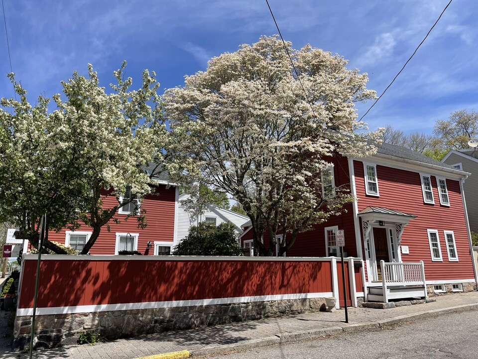 16 Pearl St in Stonington, CT - Building Photo