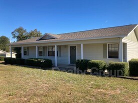 5122 Presidents Cir in Marianna, FL - Building Photo