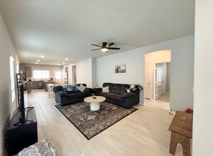 204 Tillage Rd in Elgin, TX - Building Photo - Building Photo