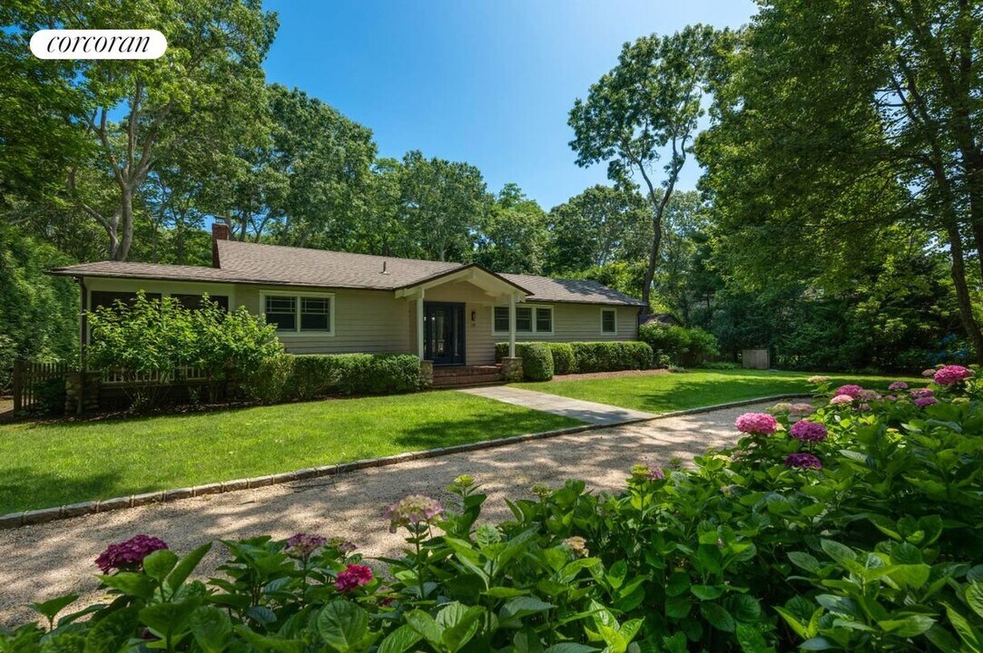 16 Roxbury Ln in Wainscott, NY - Foto de edificio