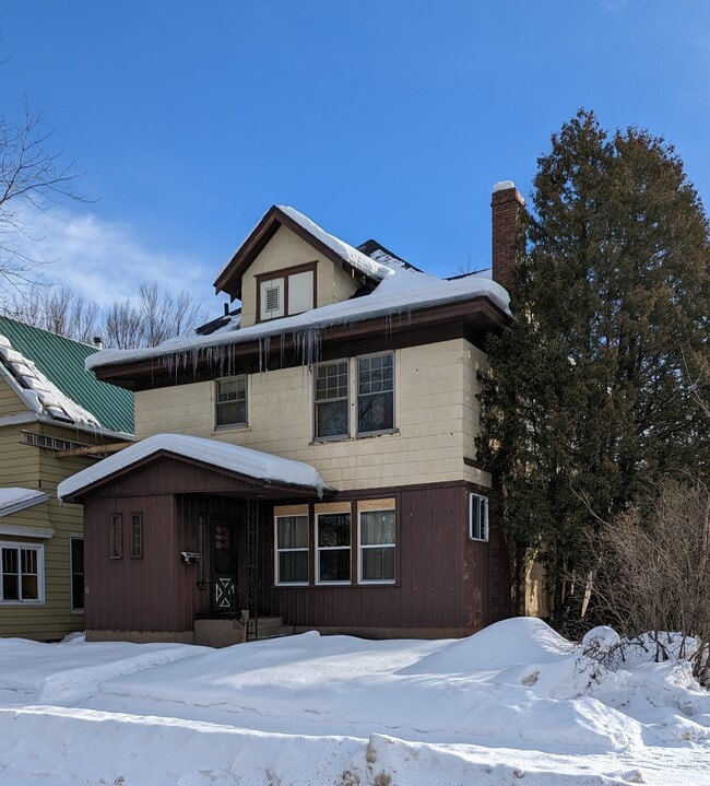 126 3rd St S, Unit 3 in Virginia, MN - Foto de edificio - Building Photo